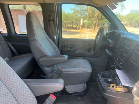 Used 2007 Chevrolet Express 3500 Extended Passenger RWD image 9