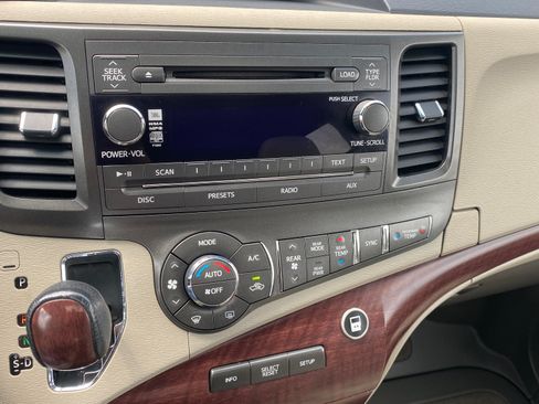 Used 2012 Toyota Sienna XLE FWD image 14