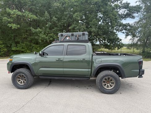 Used 2022 Toyota Tacoma TRD Off-Road AWD/4WD image 9