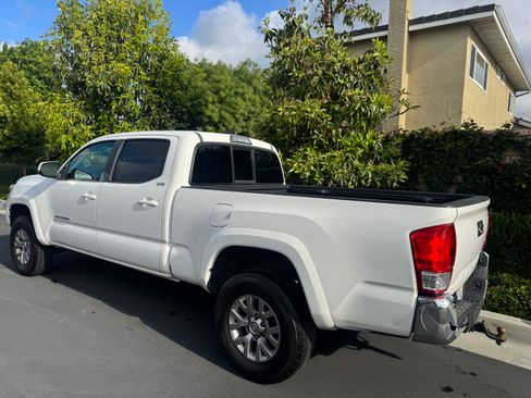 Used 2017 Toyota Tacoma SR5 w/ Tow Package RWD image 4