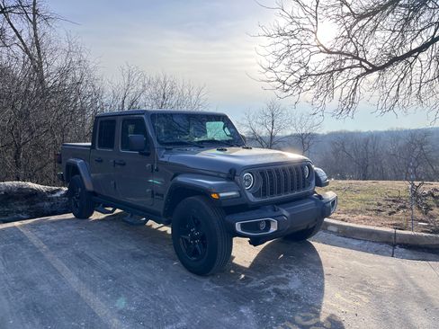Used 2021 Jeep Gladiator Sport image 1