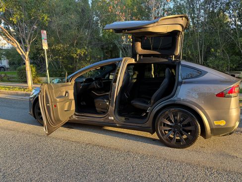 Used 2022 Tesla Model X Plaid image 15