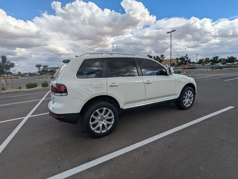 Used 2010 Volkswagen Touareg TDI image 9