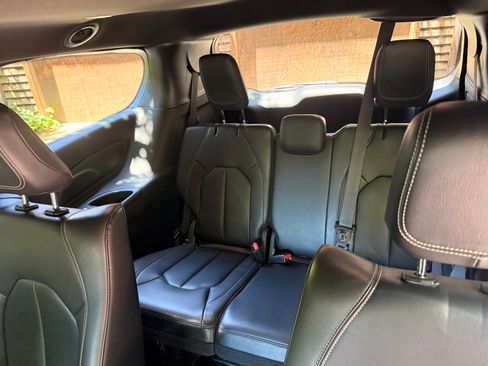 Used 2022 Chrysler Pacifica Touring-L w/ S Appearance Package FWD image 9