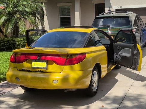 Used 2001 Saturn S-Series SC2 image 2
