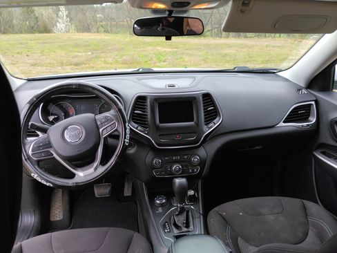 Used 2019 Jeep Cherokee Latitude w/ Popular Appearance Group image 8