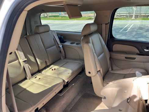 Used 2010 Chevrolet Suburban LTZ image 21