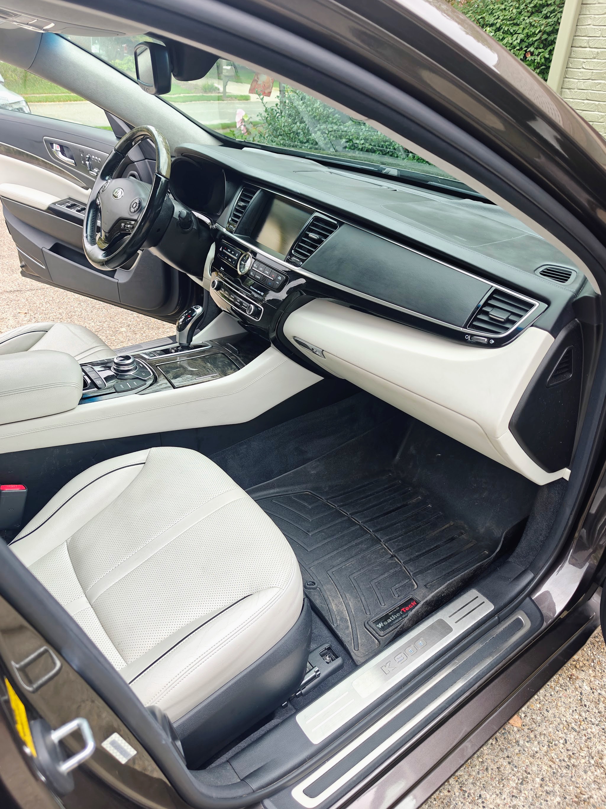 Used 2015 Kia K900 Luxury w/ VIP Package (Discontinued) RWD image 16