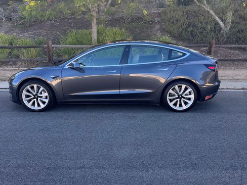 Used 2018 Tesla Model 3 Mid Range RWD image 1