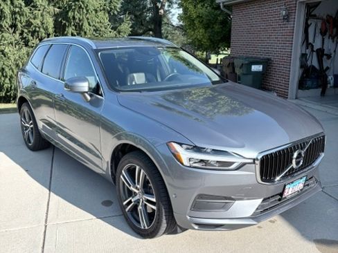 Used 2018 Volvo XC60 T5 Momentum w/ Convenience Package AWD/4WD image 4