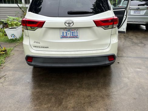 Used 2018 Toyota Highlander LE FWD image 5