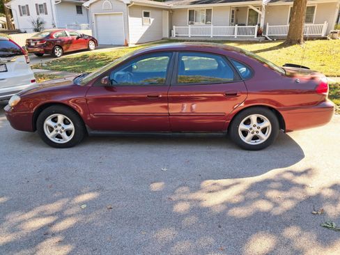 Used 2004 Ford Taurus SE image 1