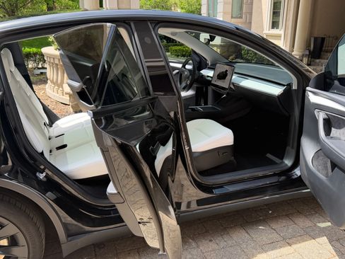 Used 2023 Tesla Model Y Long Range AWD/4WD image 1