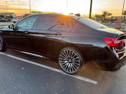 Used 2017 BMW 750i image 2