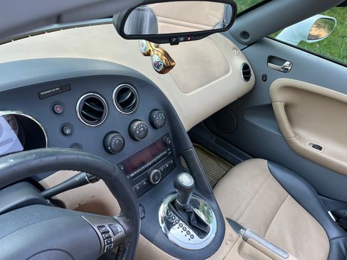 Used 2007 Pontiac Solstice Convertible w/ Premium Package RWD image 13
