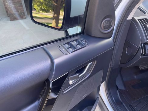 Used 2014 Land Rover LR2 HSE image 18