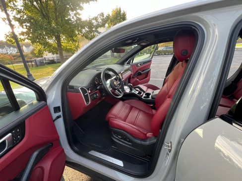 Used 2023 Porsche Cayenne Platinum Edition image 10