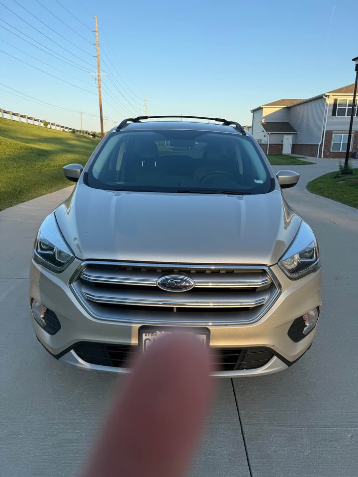 Used 2017 Ford Escape SE w/ SE Leather Comfort Package FWD image 1