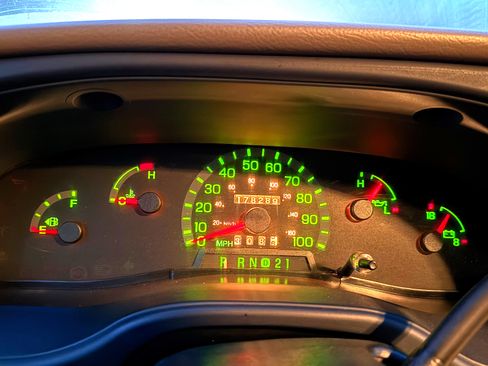 Used 2002 Ford E-350 and Econoline 350 Club Wagon image 19