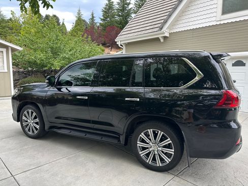 Used 2017 Lexus LX 570 4WD image 5