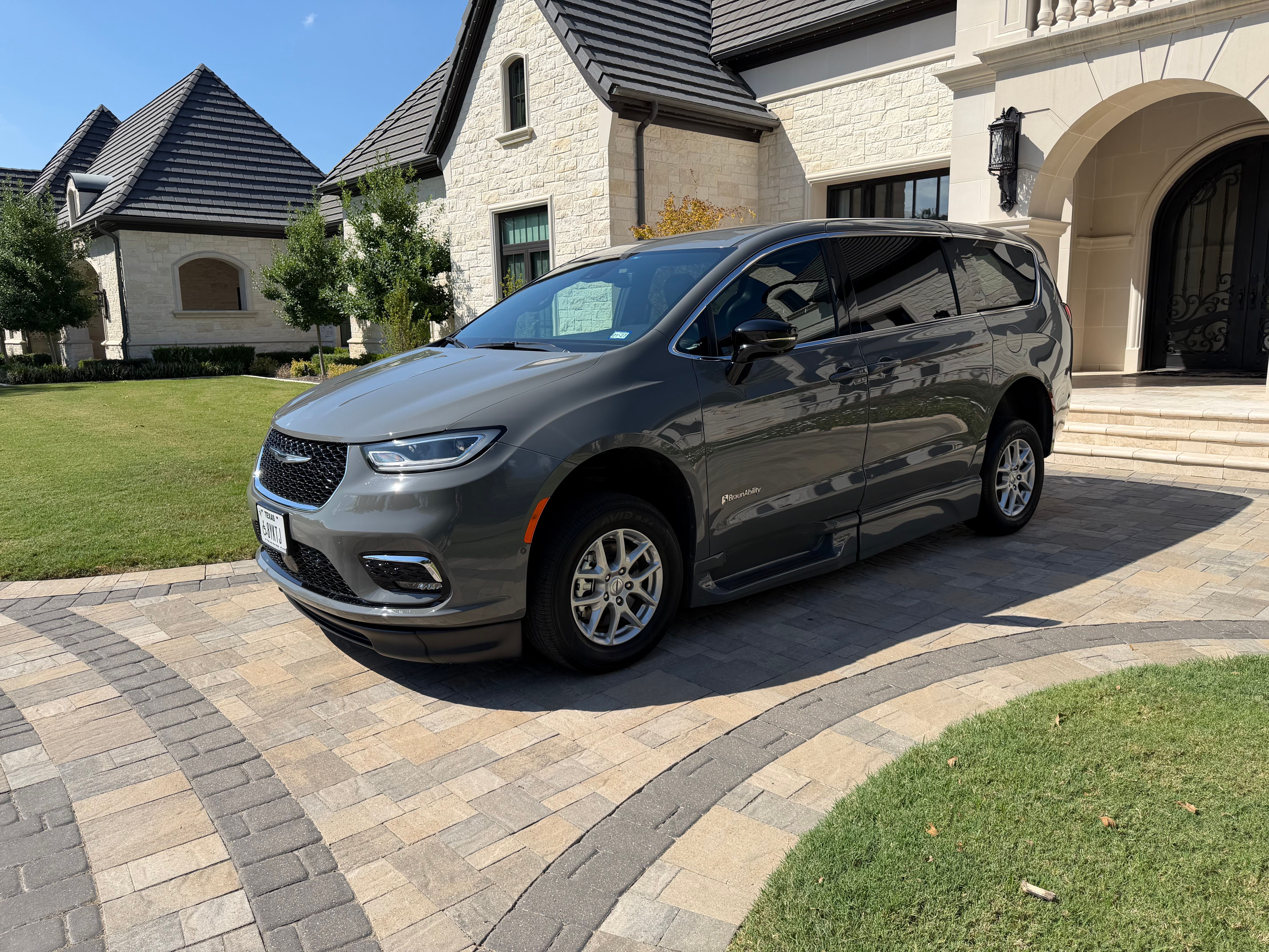 Used 2025 Chrysler Pacifica Select FWD image 9