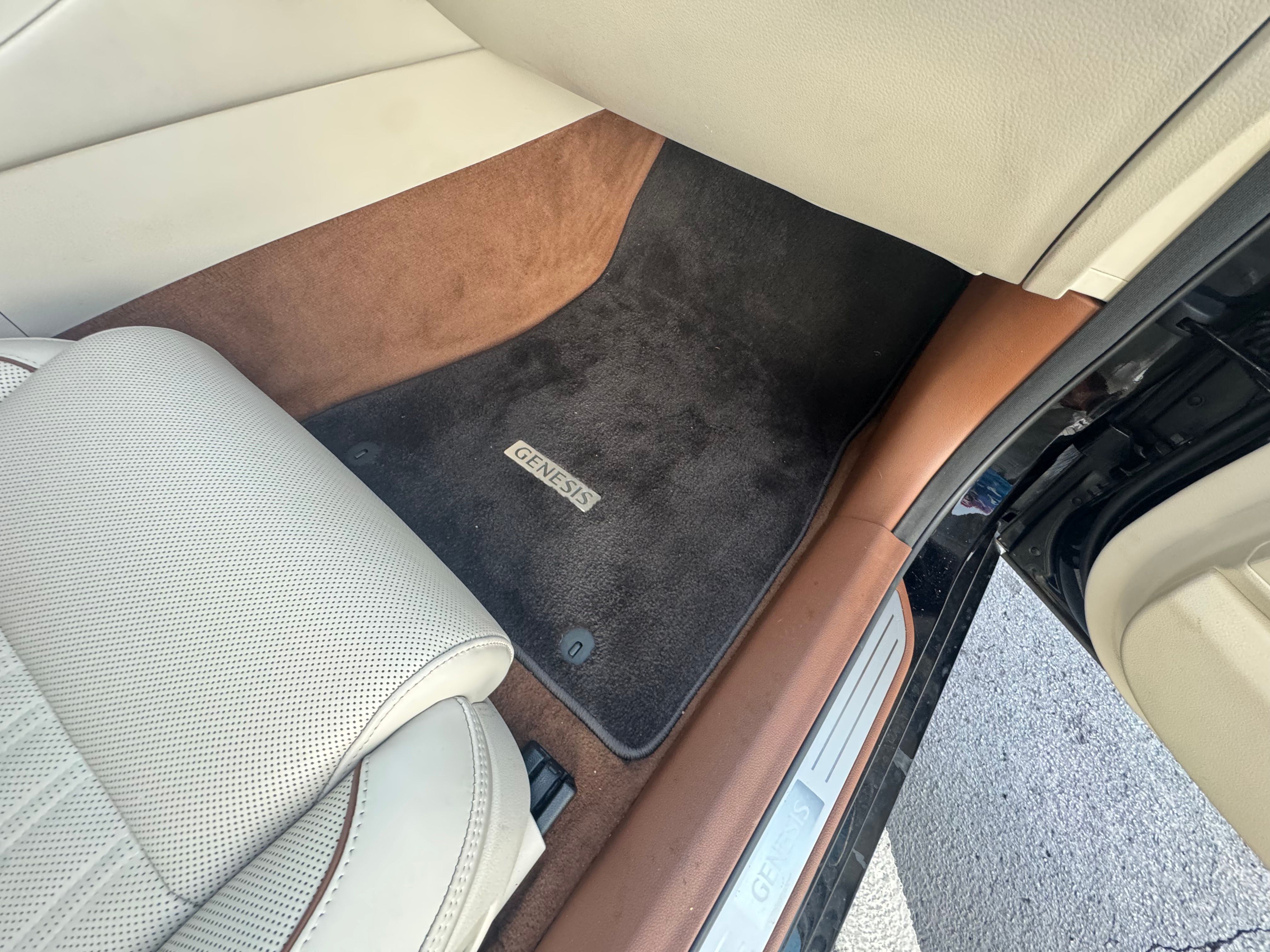 Used 2022 Genesis G90 5.0 Ultimate RWD image 25