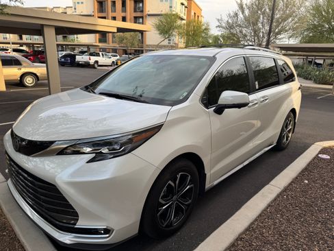 Used 2025 Toyota Sienna Platinum AWD/4WD image 1