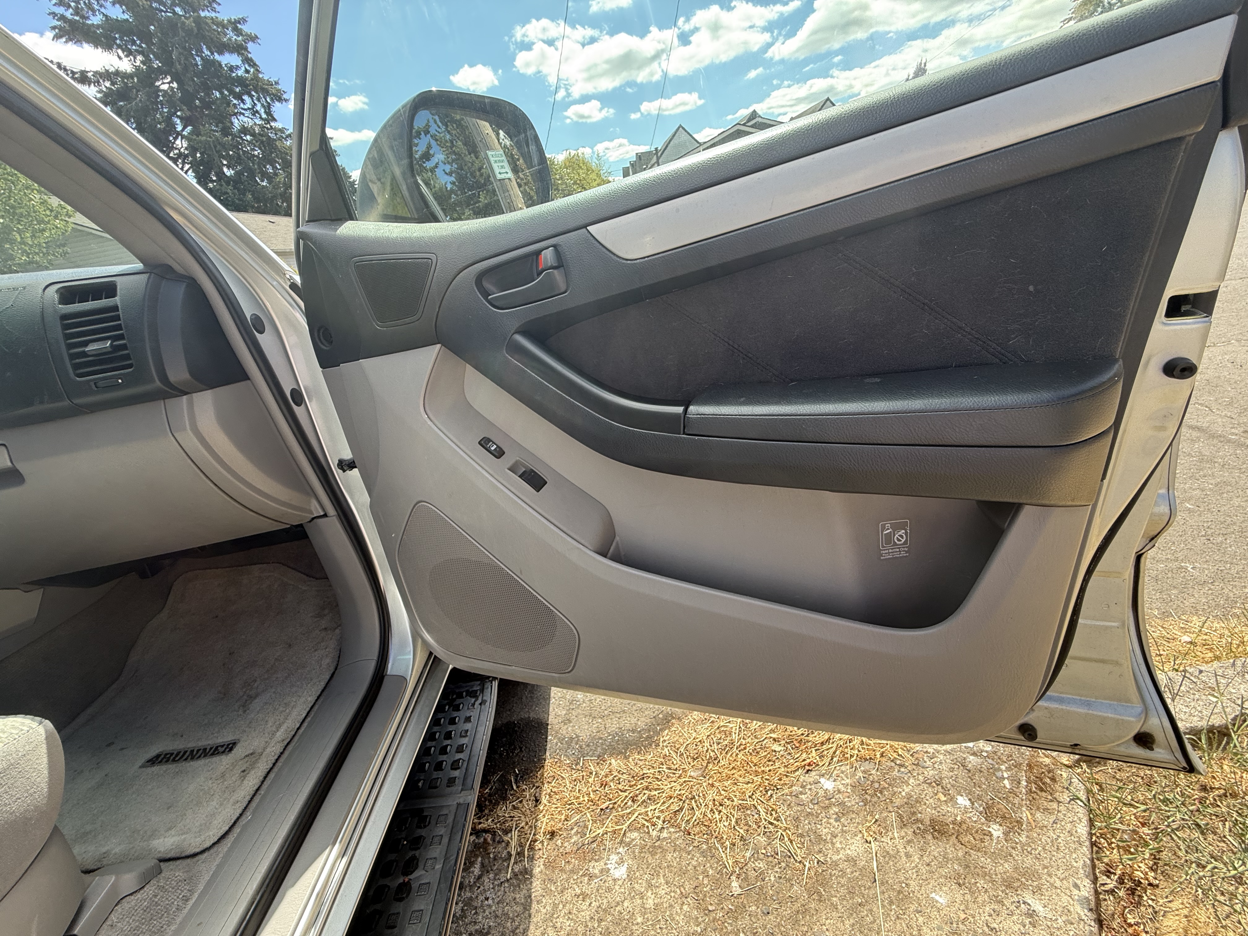 Used 2005 Toyota 4Runner SR5 AWD/4WD image 25