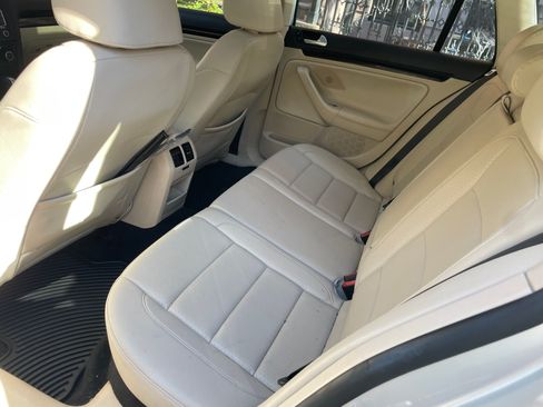 Used 2011 Volkswagen Jetta SE w/ Premium Pkg image 6