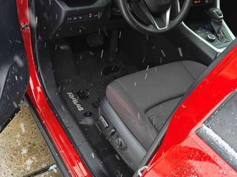 Used 2022 Toyota RAV4 SE w/ Weather & Moonroof Package image 13