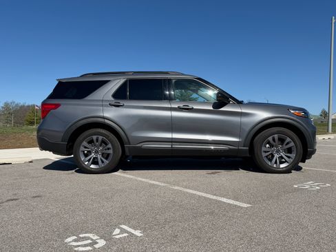 Used 2022 Ford Explorer XLT w/ Equipment Group 202A image 8