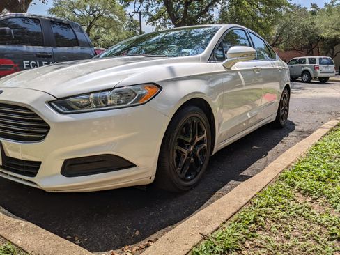 Used 2016 Ford Fusion SE FWD image 2