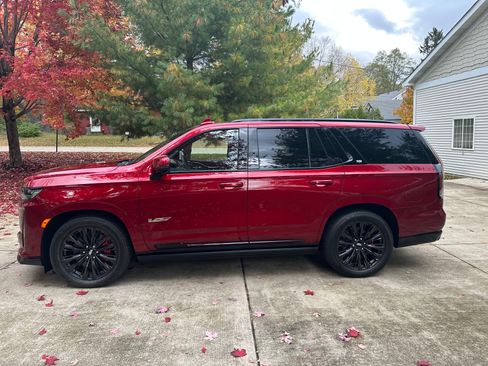 Used 2023 Cadillac Escalade V w/ LPO, ONYX Package image 5