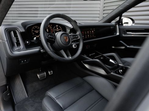 Used 2025 Porsche Cayenne GTS image 11