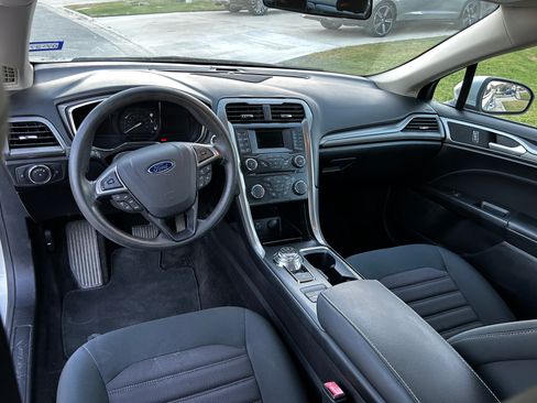 Used 2018 Ford Fusion SE FWD image 15