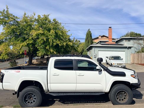 Used 2016 Toyota Tacoma TRD Off-Road AWD/4WD image 16