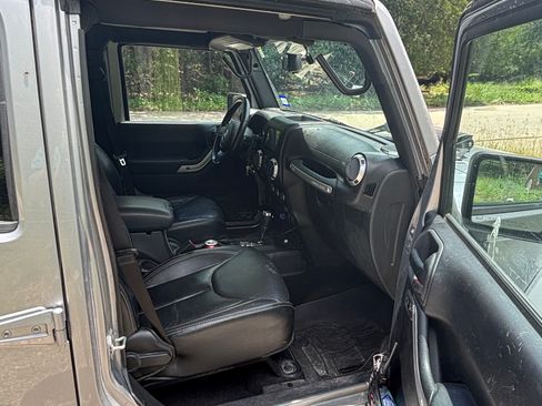 Used 2015 Jeep Wrangler Unlimited Sahara w/ Connectivity Group AWD/4WD image 19