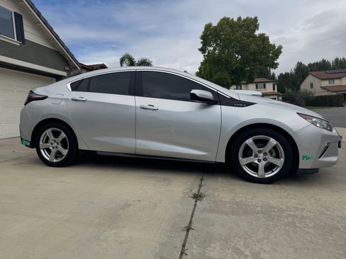 Used 2017 Chevrolet Volt LT image 4
