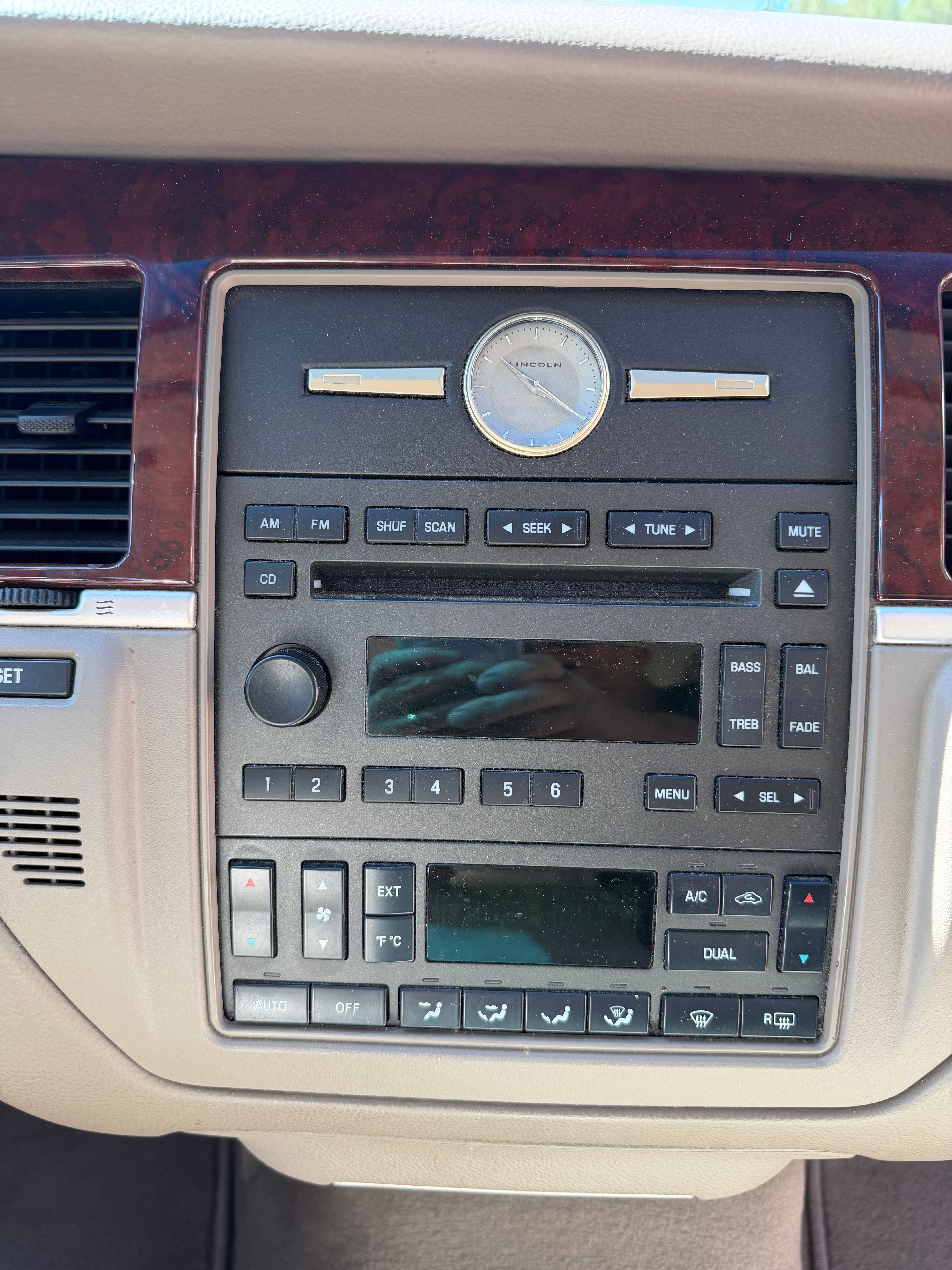 Used 2005 Lincoln Town Car Signature RWD image 8