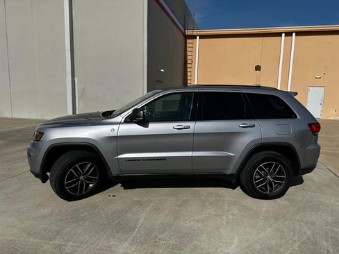 Used 2018 Jeep Grand Cherokee Trailhawk w/ Trailhawk Luxury Group AWD/4WD image 5