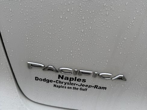 Used 2017 Chrysler Pacifica Limited image 6