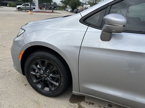 Used 2021 Chrysler Pacifica Touring-L w/ Uconnect Theater Family Group image 14