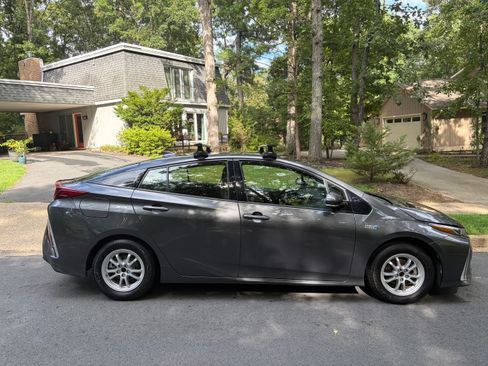 Used 2017 Toyota Prius Prime Premium FWD image 2