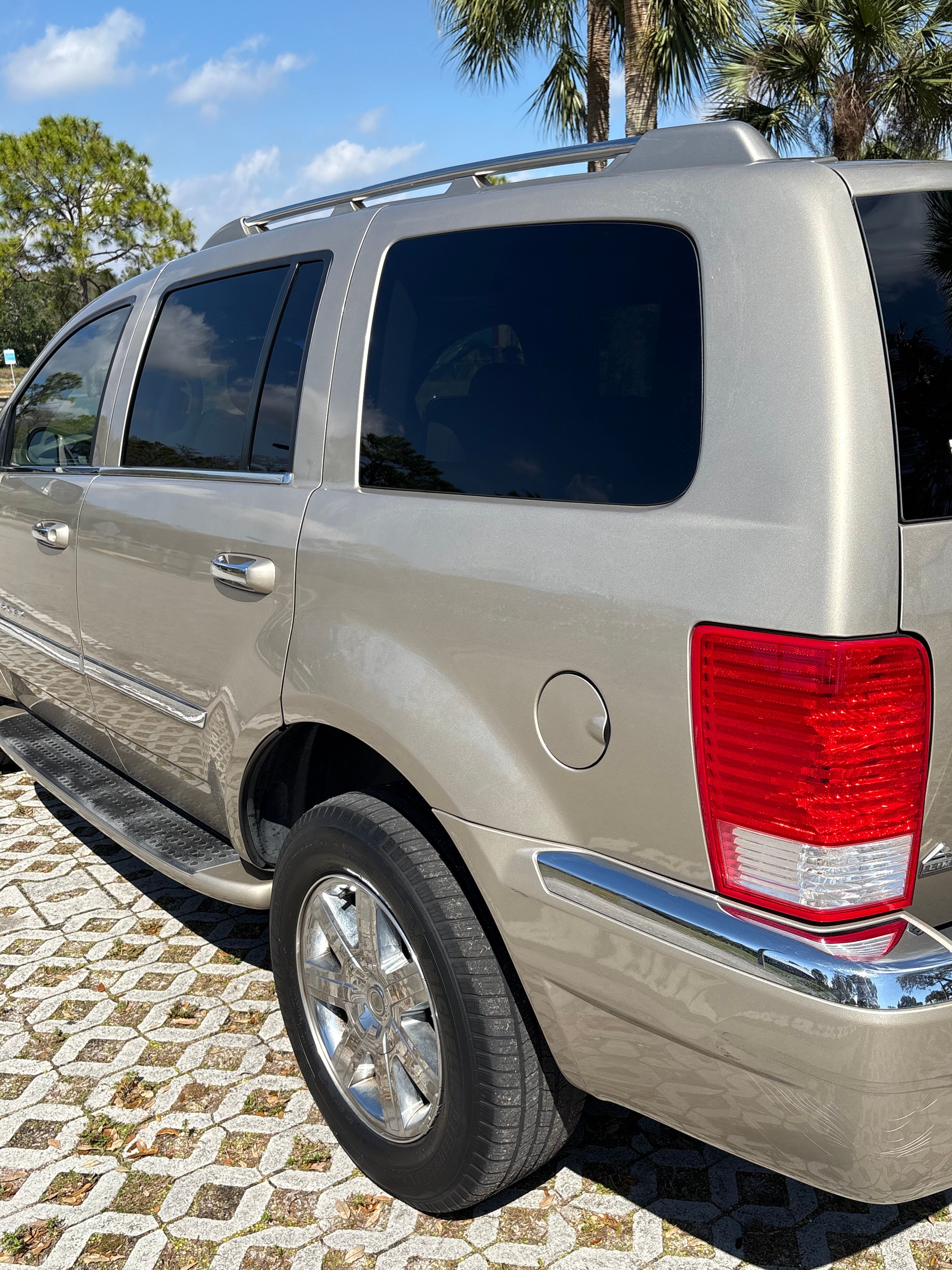 Used 2008 Chrysler Aspen Limited RWD image 11