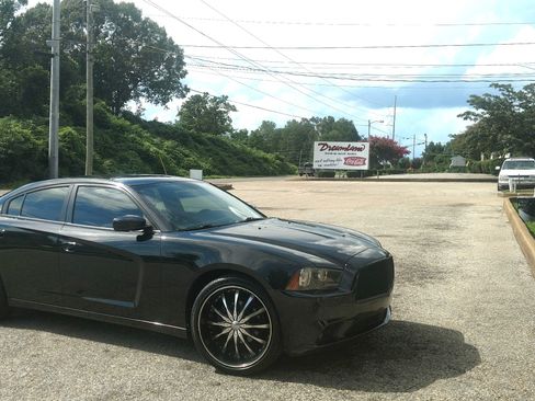 Used 2012 Dodge Charger SE image 1