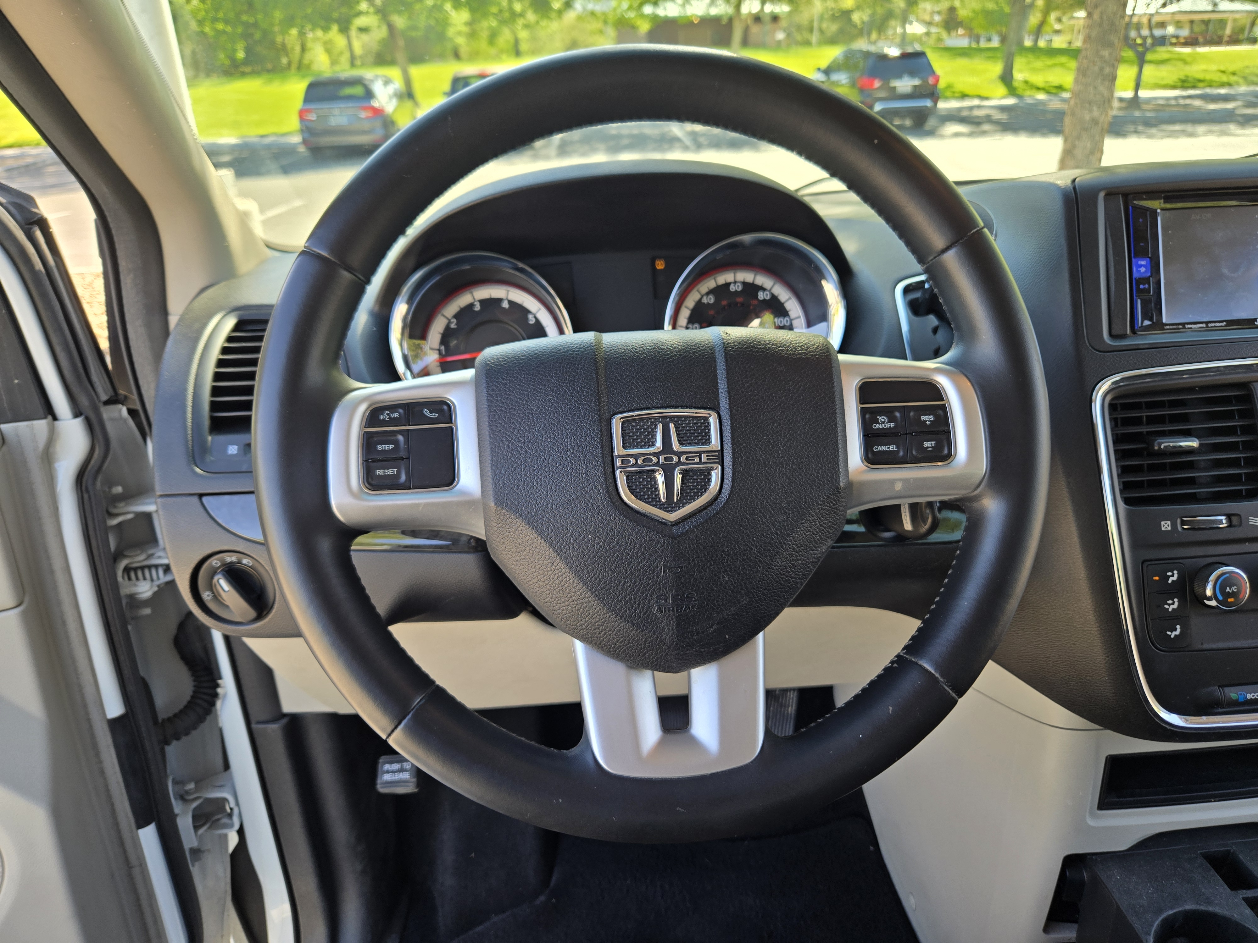 Used 2015 Dodge Grand Caravan American Value Package w/ UConnect Hands-Free Group FWD image 15