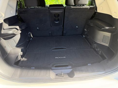 Used 2018 Nissan Rogue SV AWD/4WD image 9