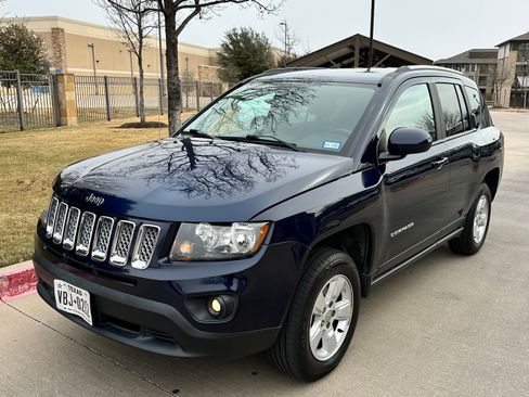 Used 2017 Jeep Compass Latitude image 2