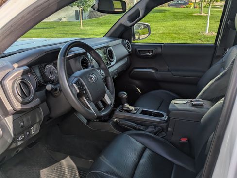 Used 2023 Toyota Tacoma TRD Sport w/ TRD Premium Sport Package AWD/4WD image 10