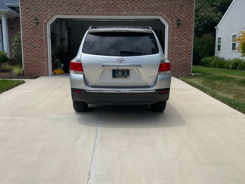Used 2012 Toyota Highlander Limited w/ Tow Pkg AWD/4WD image 5